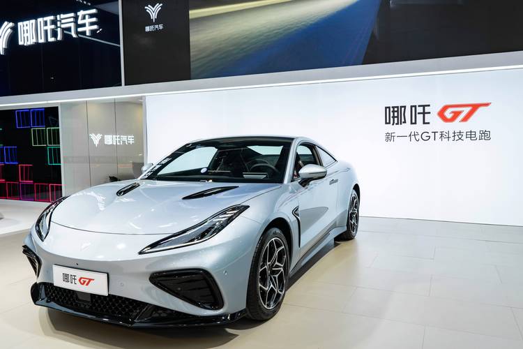 惠州154哪吒汽车在智能汽车领域的表现，领途汽车在新能源汽车市场中的影响力